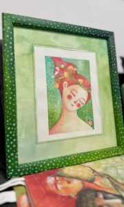 Acquerello con atmosfere sognanti, ispirato alle dame di Botticelli, colori predominanti verde e rosso, cornice personalizzata per l’illustrazione