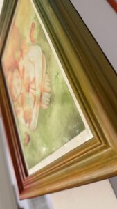 Romantico acquerello su carta con atmosfera da sogno e colori caldi con pennellate trasparenti che richiamano l’autunno, cornice personalizzata con colori che richiamano l’autunno