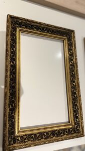 Cornice di inizi 900 intarsiata in legno e vetro