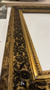Cornice di inizi 900 intarsiata in legno e vetro