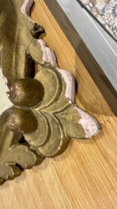 Particolare della cornice stuccata