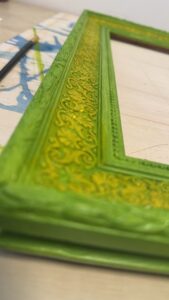 Cornice antica restaurata e dipinta di verde e giallo con colori acrilici