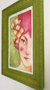 Delicata illustrazione di donna con i capelli rossi e fiori tra i capelli, con cornice antica verde oliva e gialla personalizzata