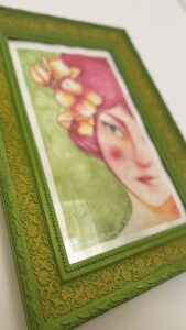 Delicata illustrazione di donna con i capelli rossi e fiori tra i capelli, con cornice antica verde oliva e gialla personalizzata