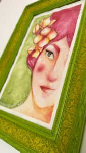 Delicata illustrazione di donna con i capelli rossi e fiori tra i capelli, con cornice antica verde oliva e gialla personalizzata