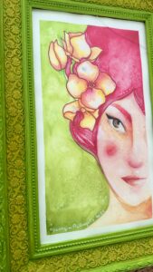 Delicata illustrazione di donna con i capelli rossi e fiori tra i capelli, con cornice antica verde oliva e gialla personalizzata